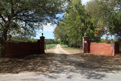 Entry to Wilton Farm on Mill Road.
